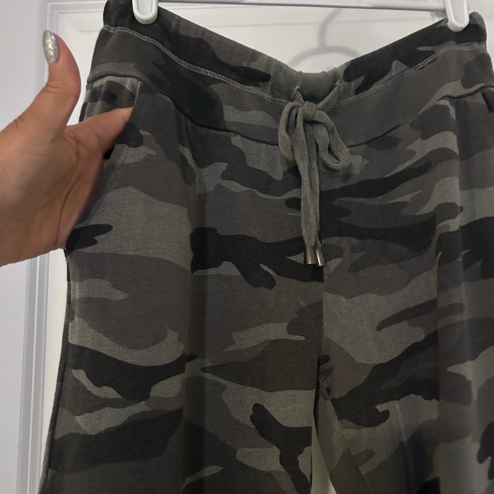 SPLENDID •  Green Camouflage Sweat Pants • Med • - Picture 7 of 12
